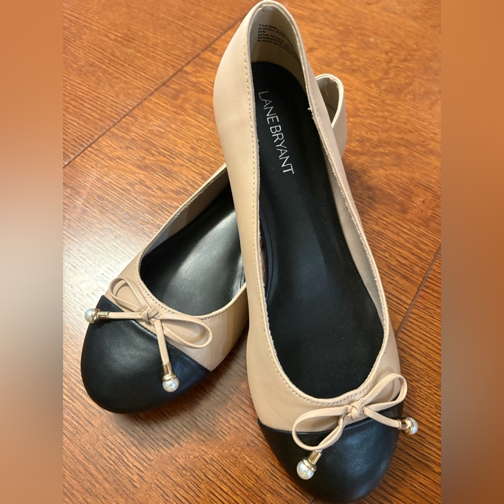 NWT Lane Bryant Black and Tan Flats with Bow Accent